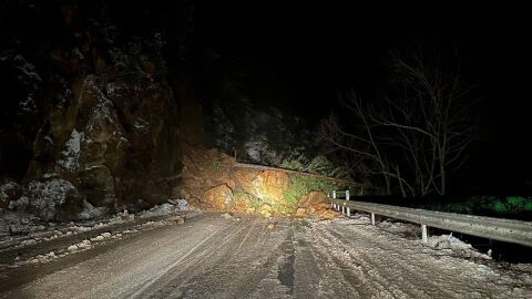 Паднала скална маса затвори пътя Девин – Смолян