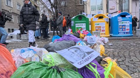 "В малките улички никой не е стъпвал втори месец": Протестиращи в готовност да хвърлят смет пред Столичната община