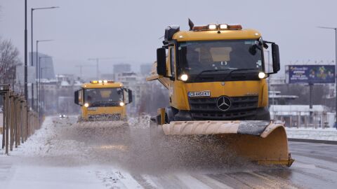 105 машини са почиствали снега през нощта в София