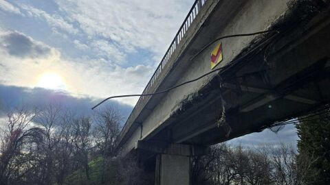 Камион се удари в мост на Подбалканския път и разби арматурата (СНИМКИ)