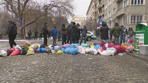 Кризата с боклука в София: Граждани изхвърлиха смет пред общината
