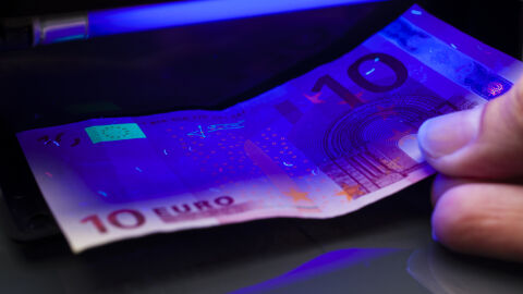 Хванаха младежи, опитали се да платят с фалшиви евробанкноти във Велико Търново