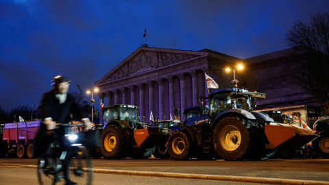 Окупираха Шанз Елизе в Париж (СНИМКИ)