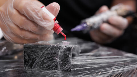 Татуировка с червено мастило накара мъж да оплешивее, спрял да се поти