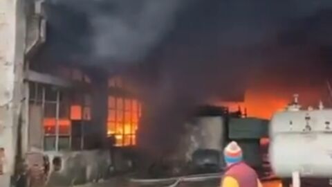 Запали се склад за текстилни материали в Троян (ВИДЕО, СНИМКИ)