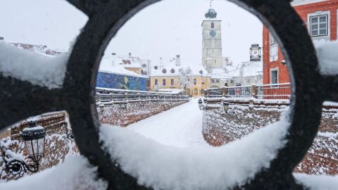 Румъния остава в плен на студен фронт, мъж отиде със ски на работа (ВИДЕО)