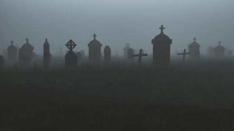 50-годишен открадна кола и потроши параклис в гробищния парк в Николаево