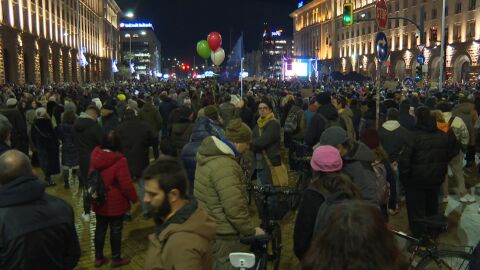 Снимка: ОНЛАЙН РЕПОРТАЖ: Протест пред парламента с искане за 100% машинен вот и честни избори 