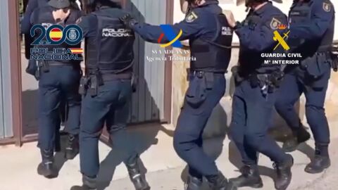 „Тонове кокаин, военни оръжия, луксозни коли“: Разбиха клетка на Балканския картел, 30 ареста (ВИДЕО)