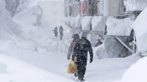 „Апокалипсис“ от сняг: Хора излизат през прозорците, за да отидат на работа, сняг до третия етаж на Камчатка (ВИДЕО И СНИМКИ)