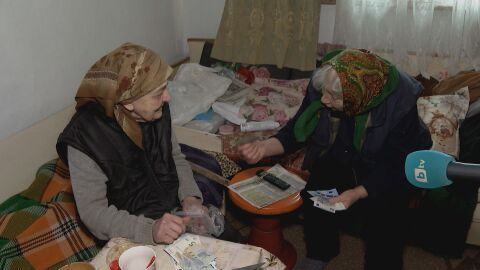 „Как ще е, то 50 лева става 100 лева“: Пенсионерките Пенка и Донка с. Търнава си помагат с новите пари  
