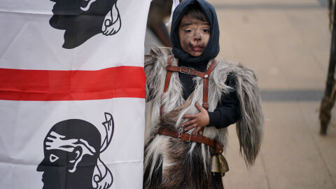 Шум, огън и движение: Магията на „Сурва“, която се предава през поколенията (ГАЛЕРИЯ)