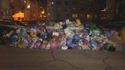 Заради многото боклук тротоарите са недостъпни: "Не може да се мине нито с количка, нито пеша"