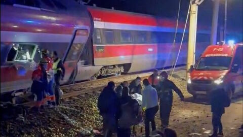 Кадри в социалните мрежи показват евакуацията на оцелелите от катастрофиралите влакове в Испания (ВИДЕО)