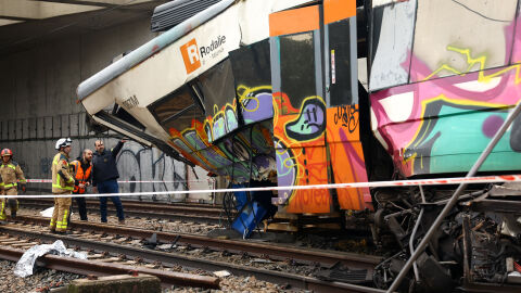 Трети влаков инцидент в Испания: Влак дерайлира, след като е ударен от скала, отнесена от бурята (СНИМКИ)