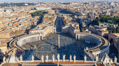 Анкета: Служителите на Ватикана не са доволни от шефовете си