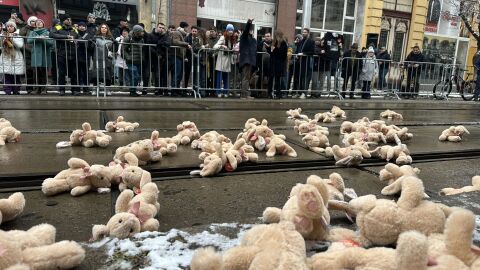 С плюшени зайчета и искане за оставка се провежда протест пред ВСС