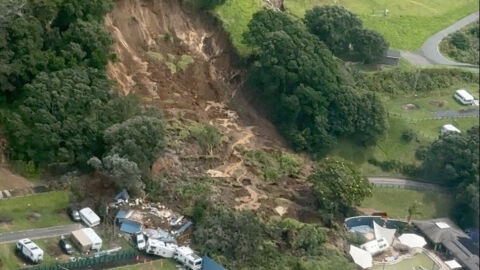 Смъртоносни свлачища в Нова Зеландия: Двама загинали, спасителите издирват още хора