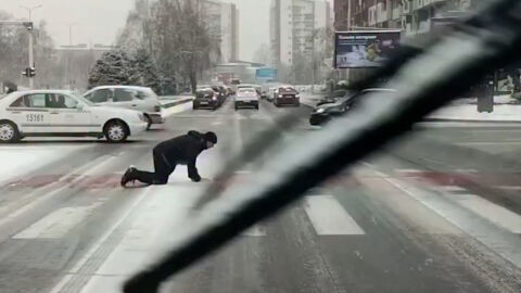 Поледица в Скопие: Мъж лази по пешеходна пътека в града (ВИДЕО)