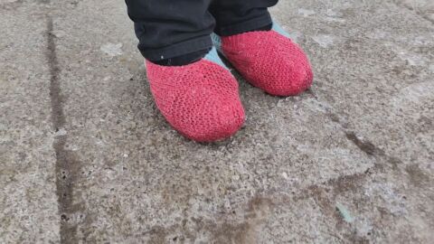 „Тази технология комшийката ми я даде“: Жена ходи по терлици по заледените тротоари в Русе