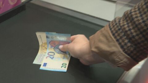 Отказ за връщане на ресто в евро и неприемане на едри банкноти в магазините: Кои са най-честите сигнали в КЗП?