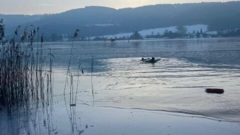 Две жени пропаднаха в замръзнало езеро, докато карат кънки. 65 служители се борят за живота им (СНИМКИ)