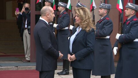 НА ЖИВО: Румен Радев си тръгва от „Дондуков“ 2. Илияна Йотова го изпраща