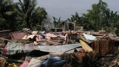Свлачище уби седем души, десетки са в неизвестност 