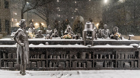 Извънредно положение в най-малко 18 щата в САЩ, рафтовете в супермаркетите се изпразват