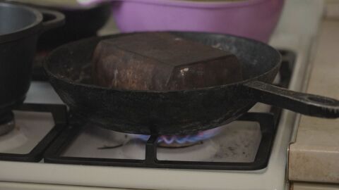 „Имаме едно парче ж.п. линия на два апартамента“: Как две пенсионерки се топлят без ток в студа в Киев?