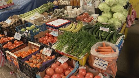 „Гледам цената, не качеството“: Все по-скъпо на пазарите у нас. Проверяваме колко струват основните продукти