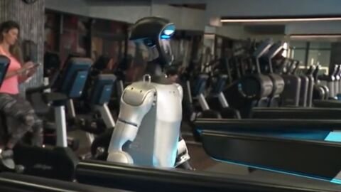 Сред тежести и дишане: Робот се появи в столичен фитнес