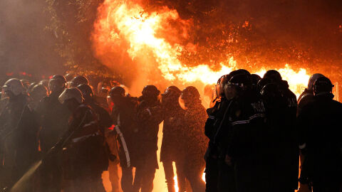 Водни оръдия, сълзотворен газ, „Молотов“: Напрежение и сблъсъци на антиправителствен протест в Албания (СНИМКИ)