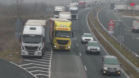 Снимка: Опашки на границата и скок на тол таксите: Превозвачите предупреждават за поскъпване