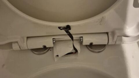 Жена откри уебкамера под капака на тоалетната чиния на ресторант