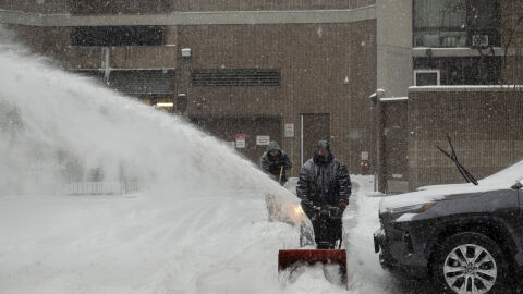 Докато някои умират от студа: В САЩ излязоха с шейни и по бански въпреки бурята (ВИДЕО)