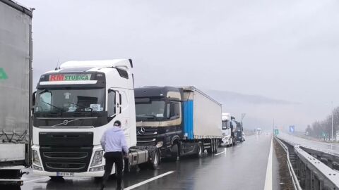 Западната граница под блокада: Тежкотоварният трафик спиран до 2 февруари