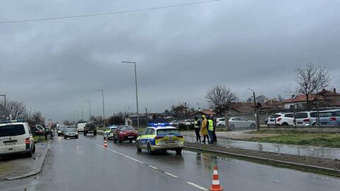 Мъж загина на място, след като шофьорка го блъсна на пътя 