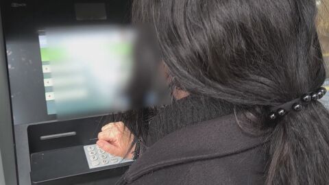 Банкомат „глътна“ парите на жена. След намесата на bTV, банката ѝ ги възстанови