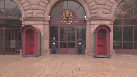 Срещите за служебен премиер продължават: В президентството първи влиза Димитър Радев 