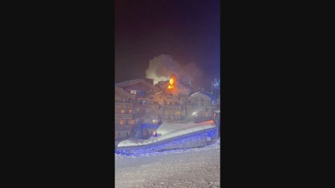 Пожарът в луксозен хотел във Френските Алпи: Видео показва борбата с огъня