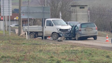 Шофьор е пострадал тежко при челен сблъсък на пътя Русе - Кубрат (СНИМКИ)