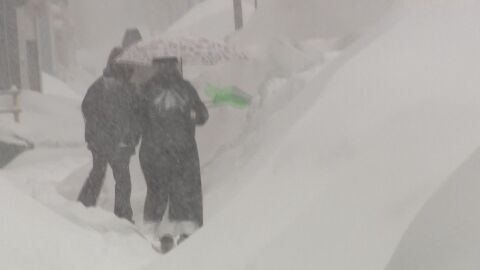 Над 2 м снежна покривка: Рекордни снеговалежи предизвикват хаос в Япония (ВИДЕО)