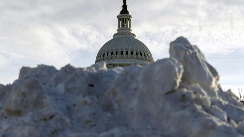 САЩ се готвят за нова снежна буря