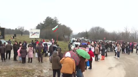 „Няма да търпим повече“: Протест срещу войната на пътя блокира пътя София - Плевен при Телиш