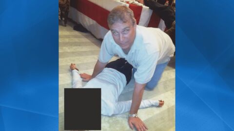 Делото "Епстийн": Синът на покойната кралица Елизабет е заснет да коленичи на 4 крака над жена, лежаща на земята