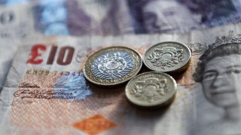 Растежът на заплатите във Великобритания забави до 4,6%