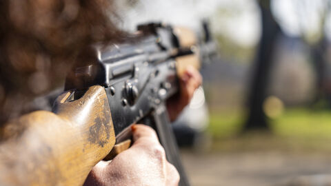 Въоръжени с „Калашников“ отнеха 32 000 евро от банкови служители 