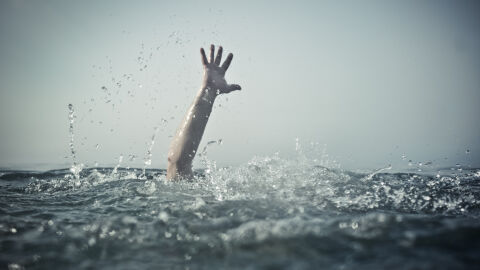 Заради силния вятър: Български рибар загина в Гърция, лодката му се преобърнала