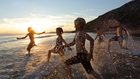 „На всеки час 15 минути в морето“: Как да преживеем екстремните жеги на плажа?